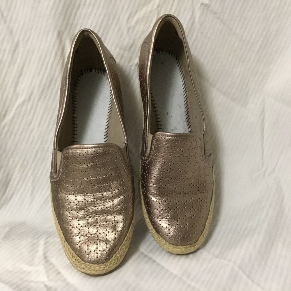 Womens slip on. Cut and very comfortable. Great last minute accent any outfit